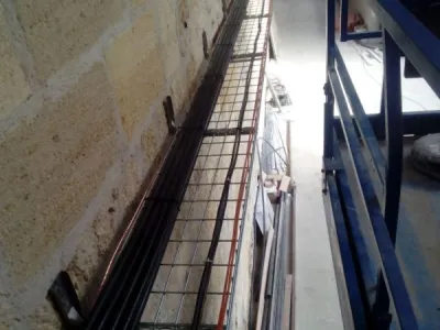 Cheminement de câbles électriques en hauteur dans un bâtiment en rénovation