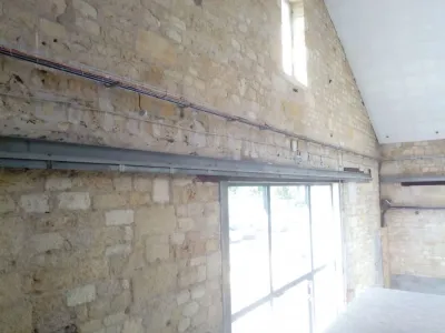 Installation électrique apparente sur mur en pierre