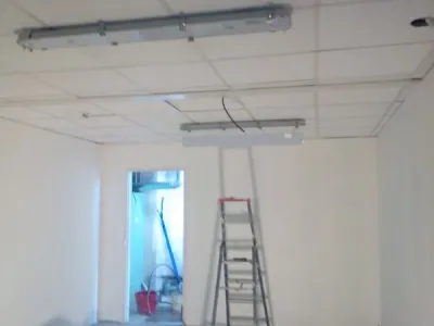 Pose de luminaires dans une pièce avec plafond suspendu