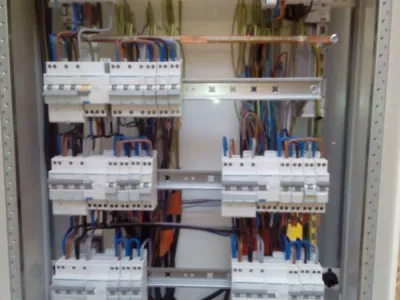 Tableau électrique ouvert avec câblage et disjoncteurs