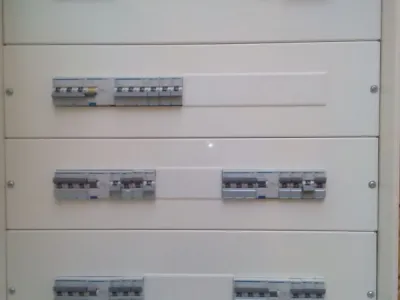 Armoire électrique avec protections modulaires installées