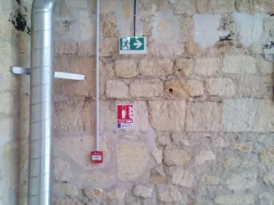 Installation d’un éclairage de sécurité sur mur en pierre