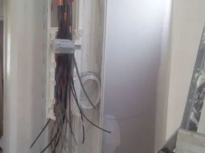 Installation électrique en cours avec câblage apparent
