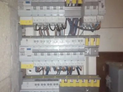 Tableau électrique modulaire avec protections différentielles et câblage organisé