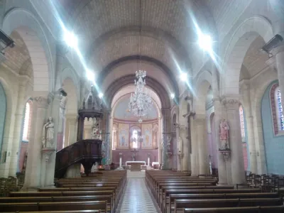 Mise en lumière d’une nef d’église avec spots et lustre suspendu