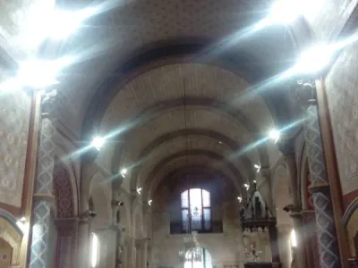 Éclairage architectural d’une voûte d’église avec projecteurs muraux